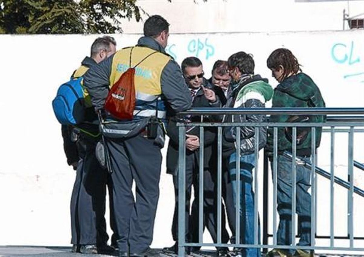 Revisores y vigilantes de Renfe, en la estación de Sitges, el 4 de enero. Revisores y vigilantes de Renfe, en la estación de Sitges, el 4 de enero.