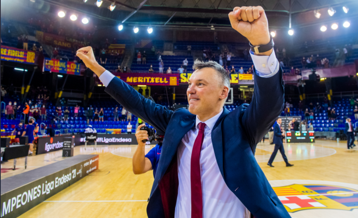 Sarunas Jasikevicius levanta los brazos de manera triunfal tras lograr el título de Liga Sarunas Jasikevicius levanta los brazos de manera triunfal tras lograr el título de Liga