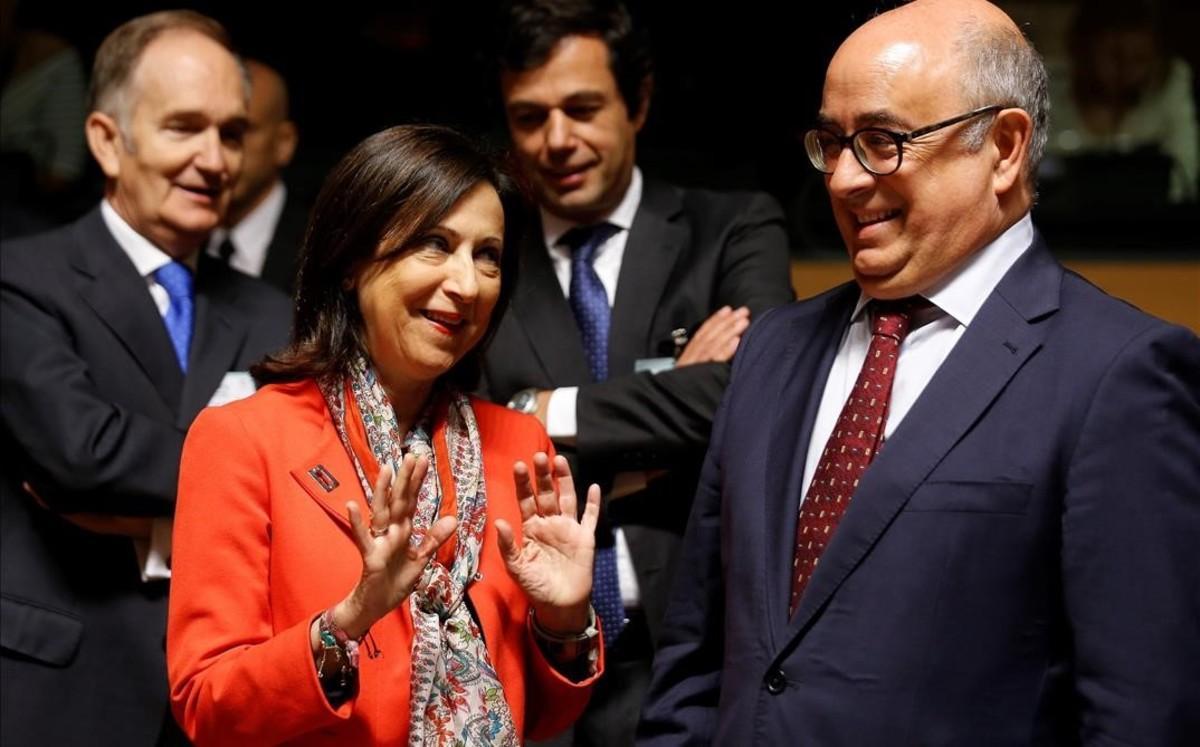 La ministra española de Defensa, Margarita Robles conversa con su homólogo portugués, José Alberto Azeredo Lopes, al inicio de la reunión del Consejo de Ministros de Exteriores y Defensa de la Unión Europea, en Luxemburgo. La ministra española de Defensa, Margarita Robles conversa con su homólogo portugués, José Alberto Azeredo Lopes, al inicio de la reunión del Consejo de Ministros de Exteriores y Defensa de la Unión Europea, en Luxemburgo.
