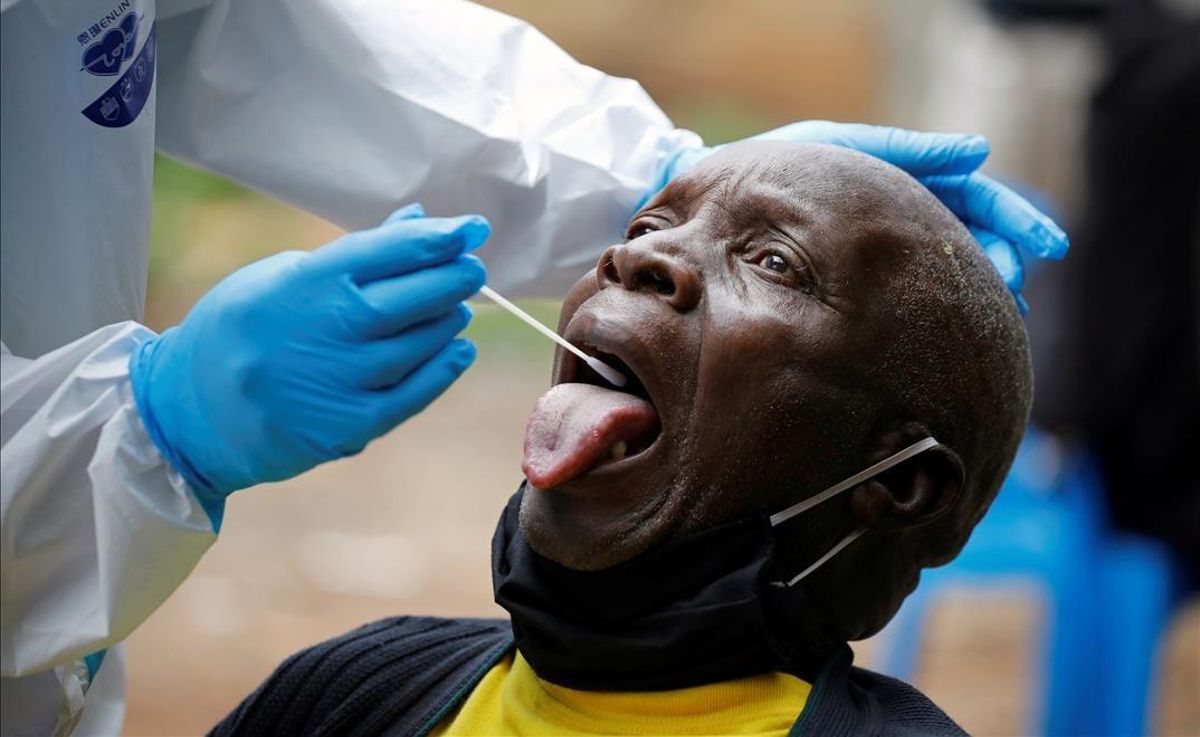 Prueba del coronavirus en el barrio de Kawangware, en Nairobi (Kenia). Prueba del coronavirus en el barrio de Kawangware, en Nairobi (Kenia).