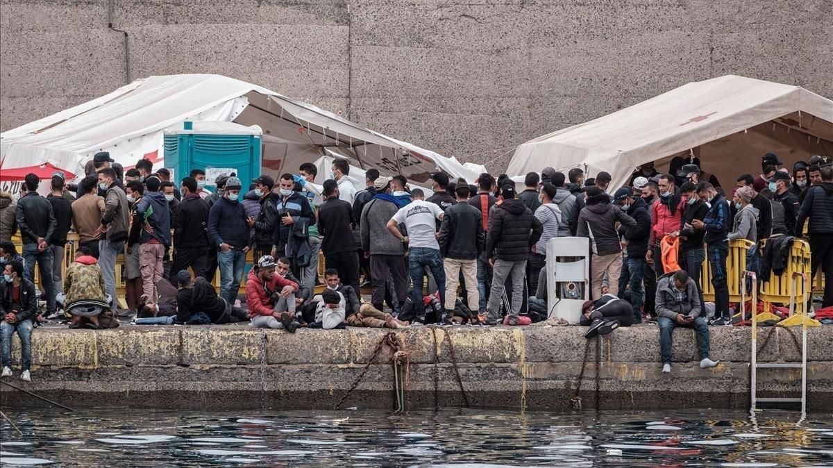 Un grupo de migrantes, en el puerto de Arguineguín. Un grupo de migrantes, en el puerto de Arguineguín.