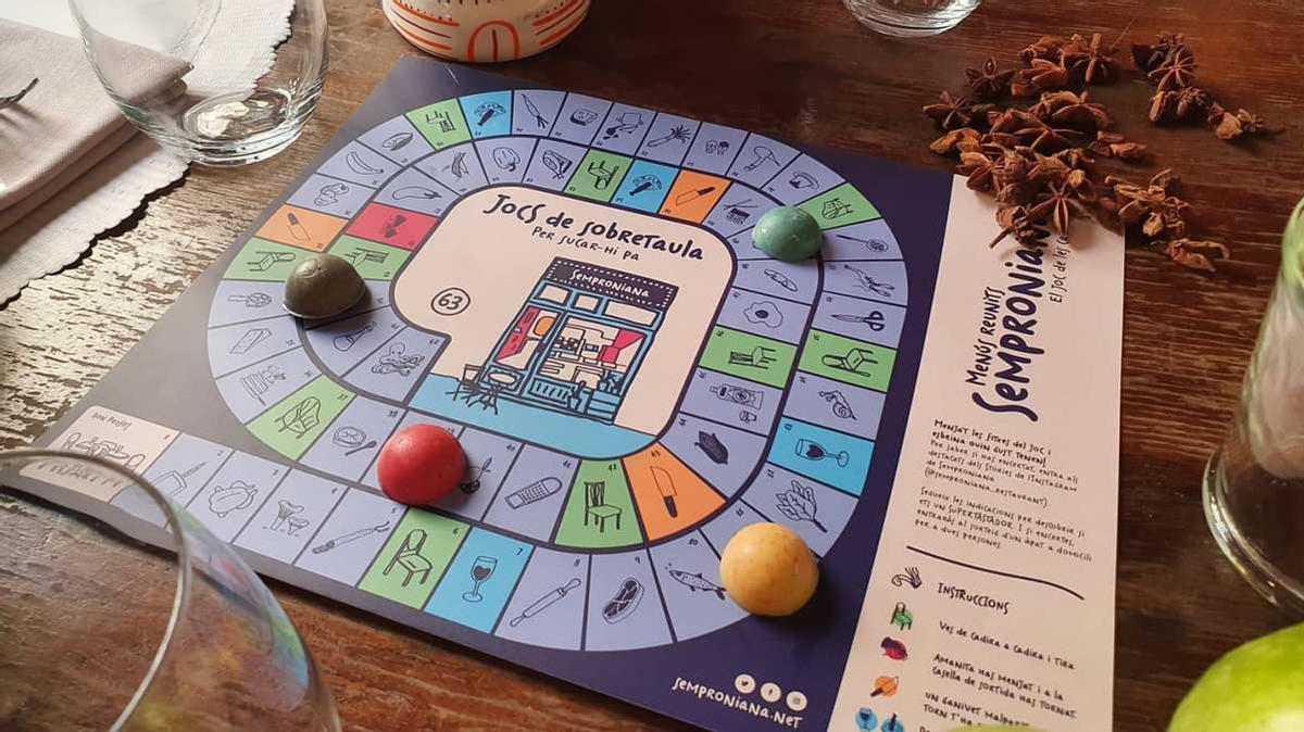 El tablero y las fichas del menú comestible Reunidos. El tablero y las fichas del menú comestible Reunidos.