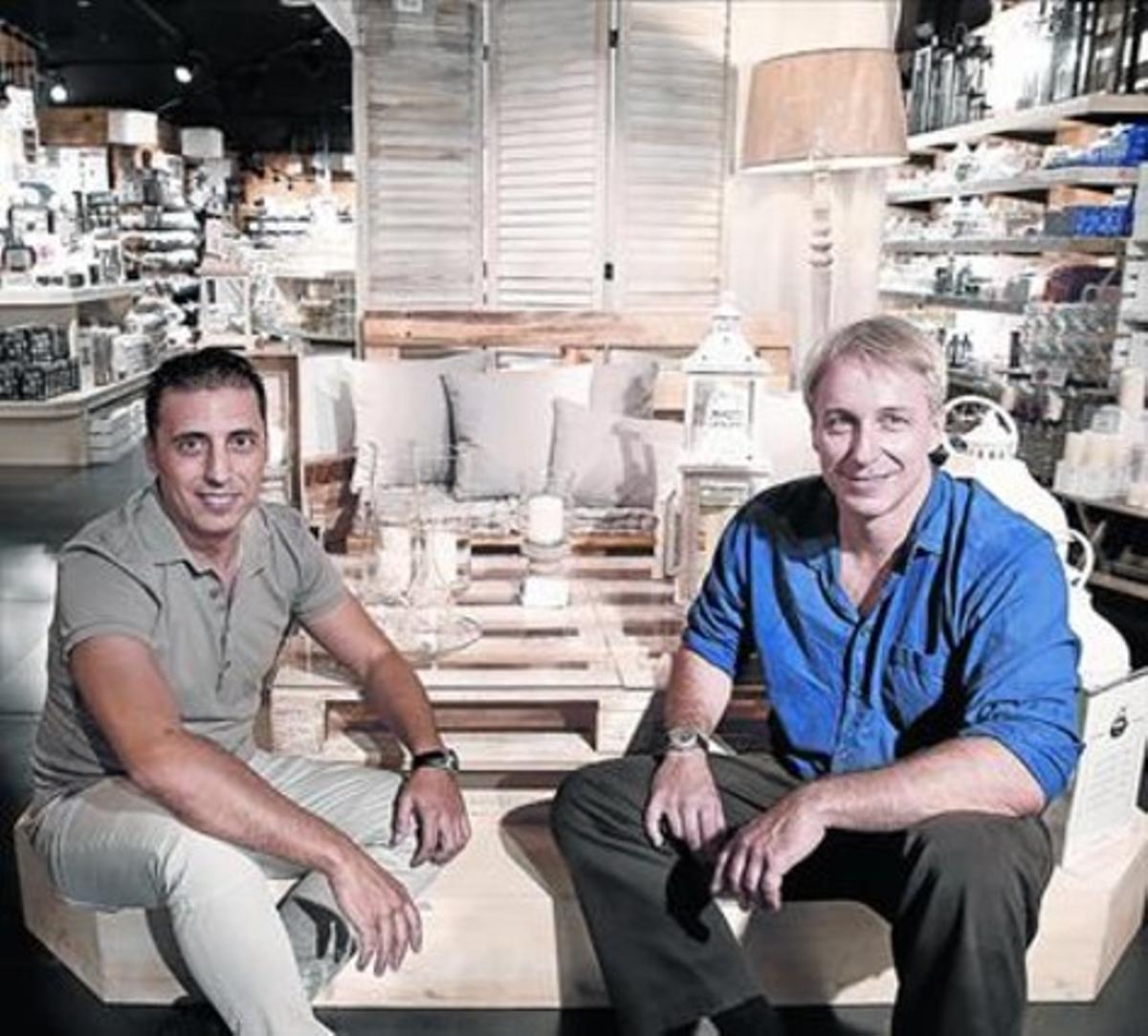 Albert Boada (izquierda) y Stephan Quiles, en una tienda de la cadena Muy Mucho.