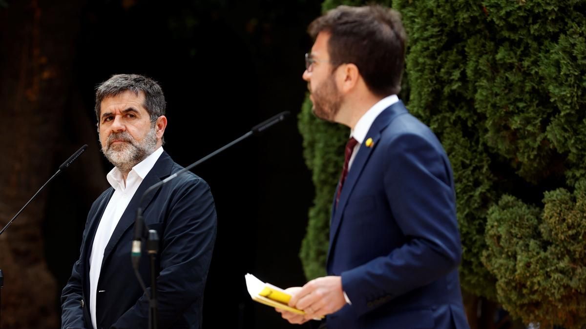 Pere Aragonès y Jordi Sànchez presentan el principio de acuerdo. Pere Aragonès y Jordi Sànchez presentan el principio de acuerdo.