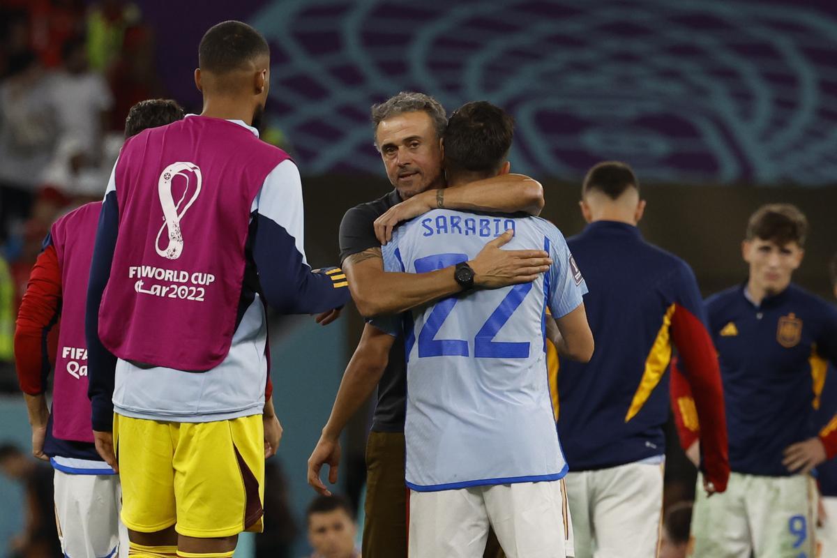 El seleccionador de España Luis Enrique abraza a Pablo Sarabia al final del partido ante Marruecos.
