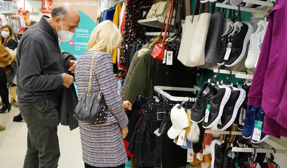 Viajero Calma Murmullo Càritas abre un espacio de venta de ropa de segunda mano en Esplugues