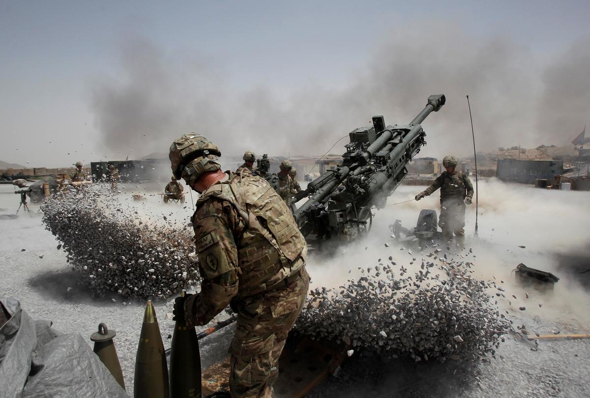 Soldados estadounidenses lanzan fuego de artillería en la provincia afgana de Kandahar en junio 2011. 