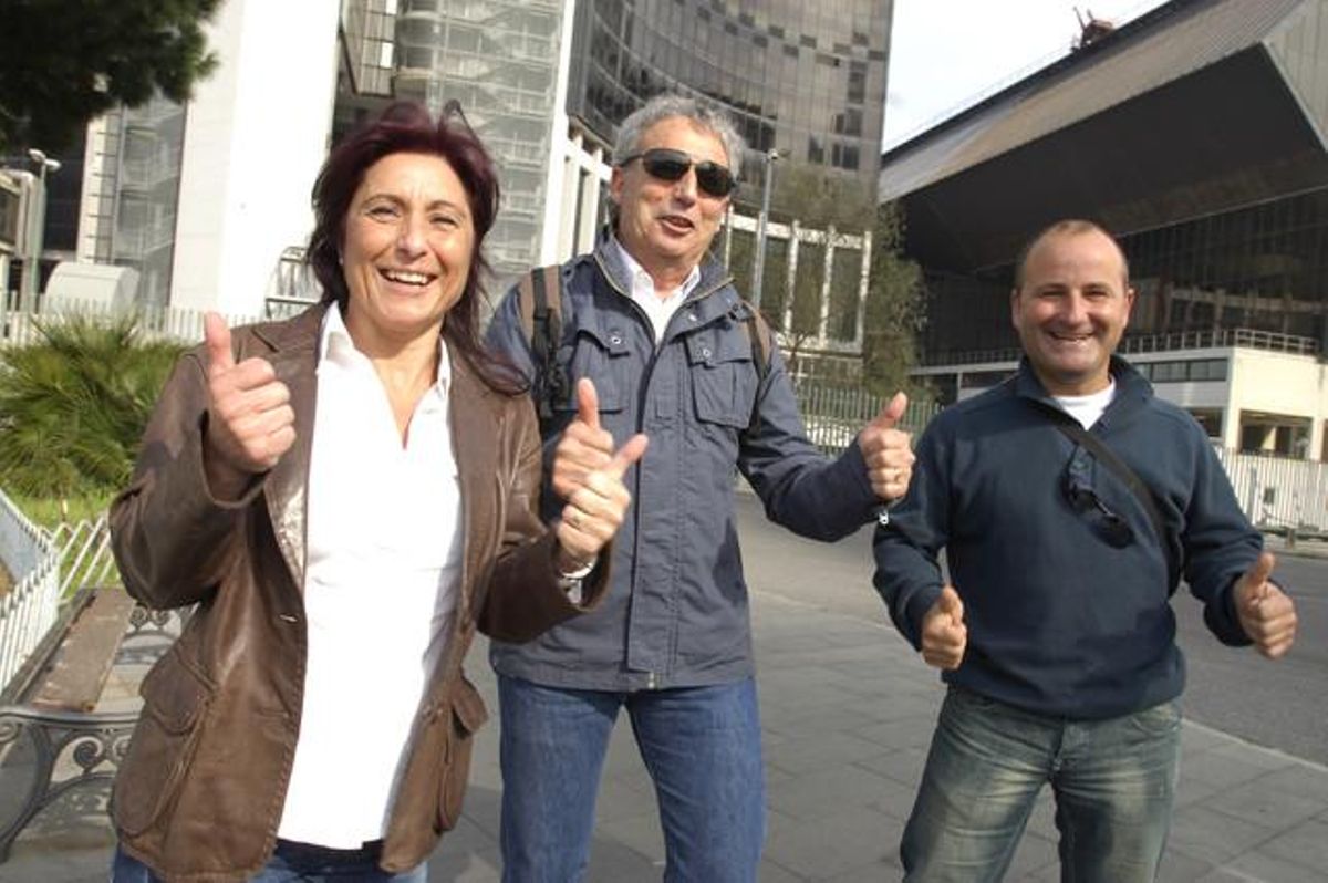 La cuñada de Óscar, Ángela; su hermano José Antonio, y su primo, Juan Fernández, celebran la absolución. La cuñada de Óscar, Ángela; su hermano José Antonio, y su primo, Juan Fernández, celebran la absolución.
