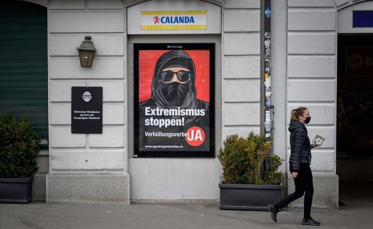 Cartel a favor de la prohibición del ’burka’ en Suiza, en una calle de Zúrich. Cartel a favor de la prohibición del ’burka’ en Suiza, en una calle de Zúrich.