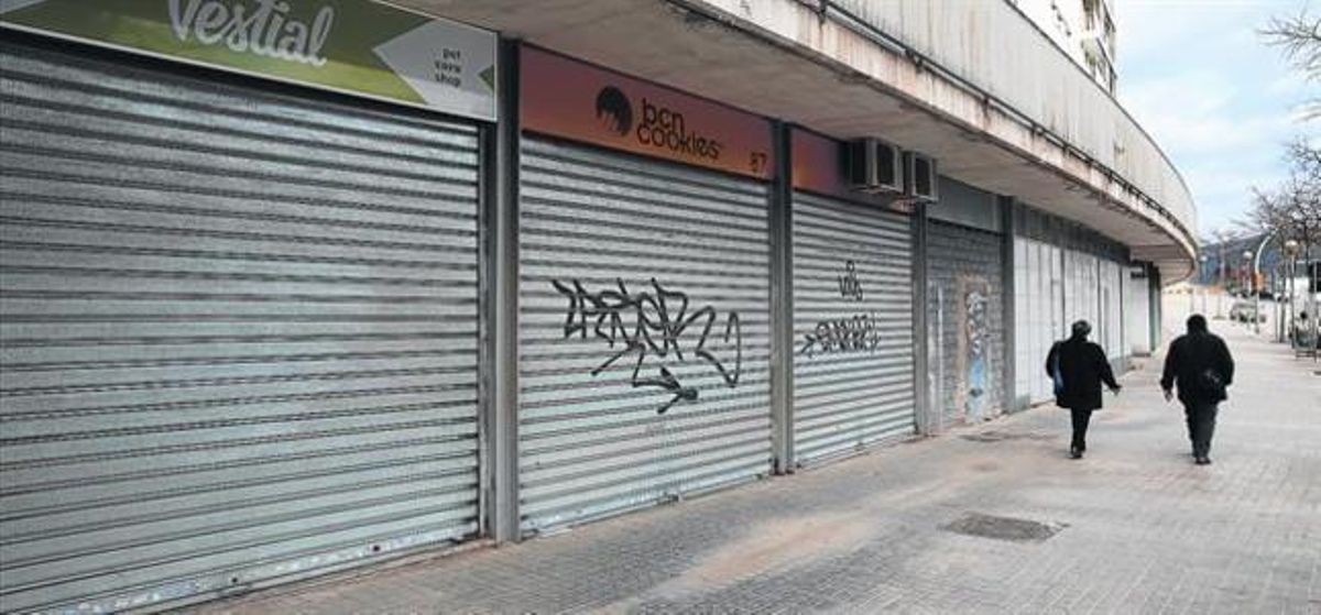 Bajos sin actividad comercial en la calle de Tamariu, en Trinitat Nova. Bajos sin actividad comercial en la calle de Tamariu, en Trinitat Nova.