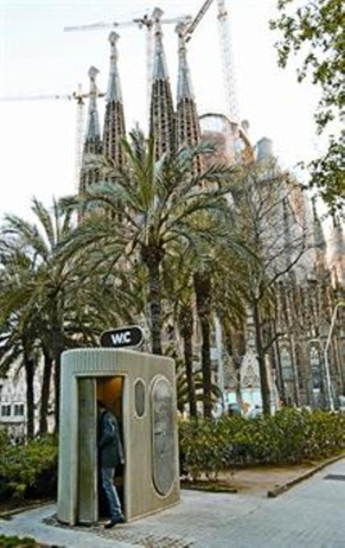 El urinario de pago de la plaza de Gaudí. ayer.