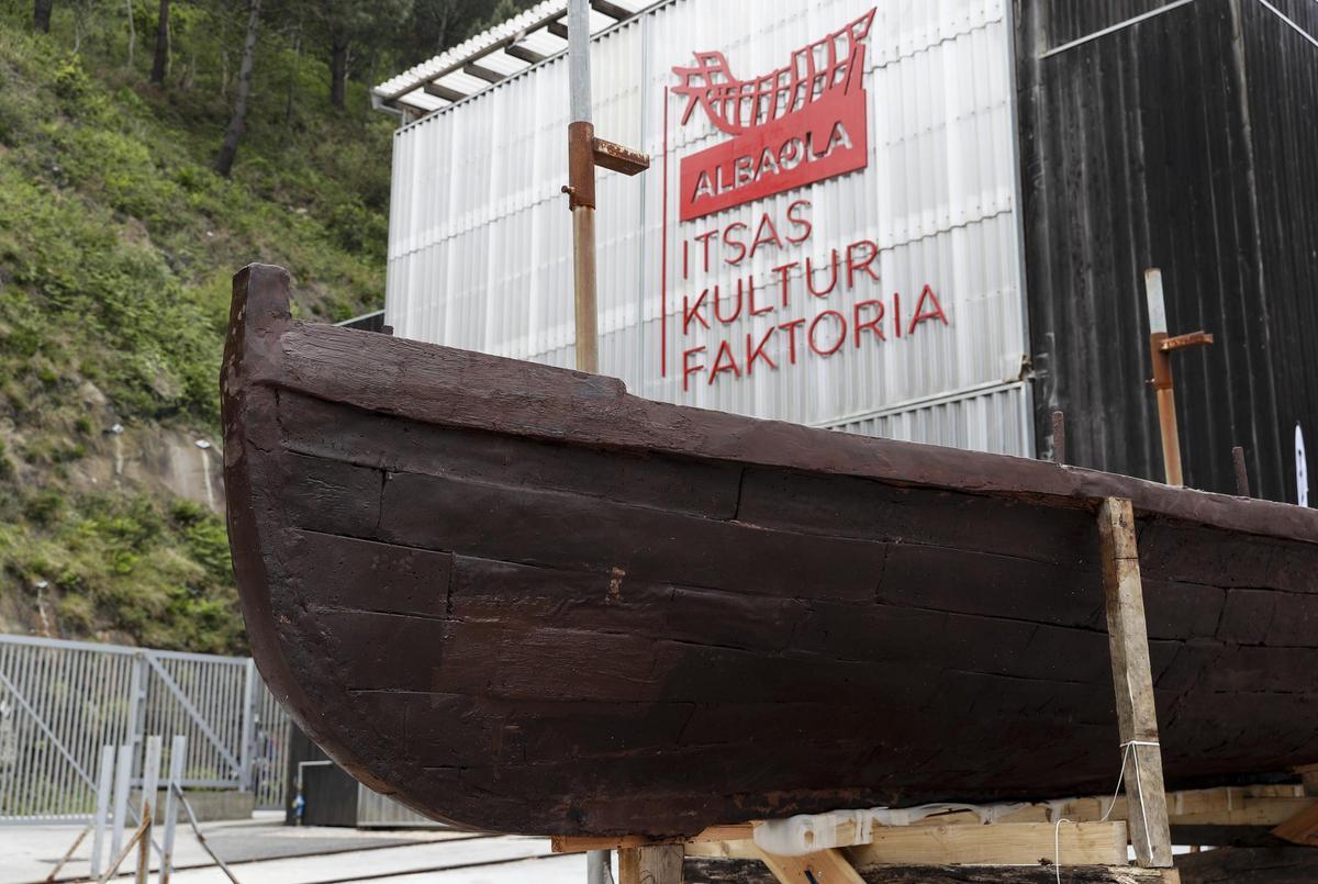Botadura de una chalupa ballenera de chocolate construida en el astillero Albaola de Pasaia (Guipúzcoa). Botadura de una chalupa ballenera de chocolate construida en el astillero Albaola de Pasaia (Guipúzcoa).