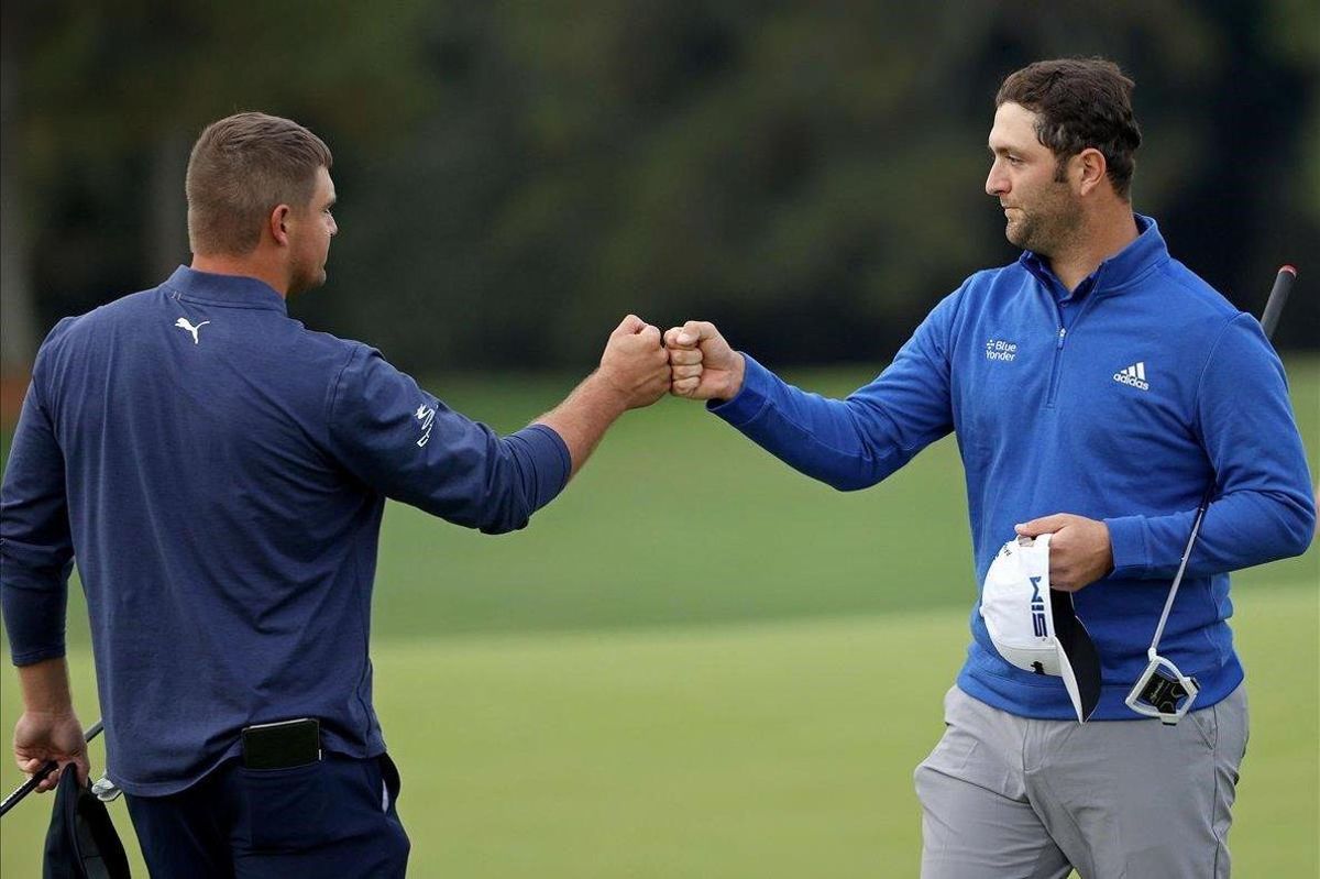 Jon Rahm choca puños con el estadounidense DeChambeau al concluir su segunda ronda Jon Rahm choca puños con el estadounidense DeChambeau al concluir su segunda ronda