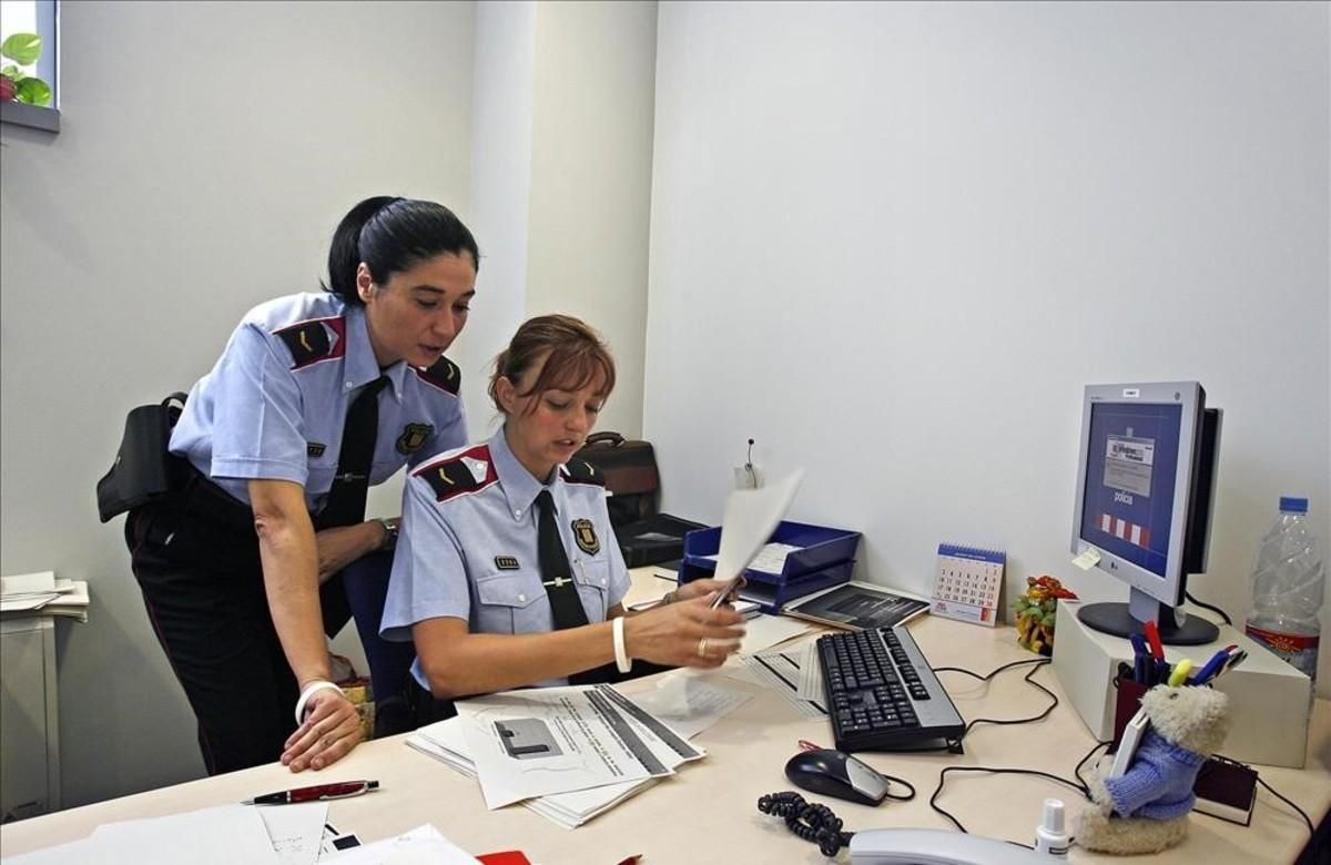 Dos agentes de los Mossos, en una comisaría del cuerpo. Dos agentes de los Mossos, en una comisaría del cuerpo.
