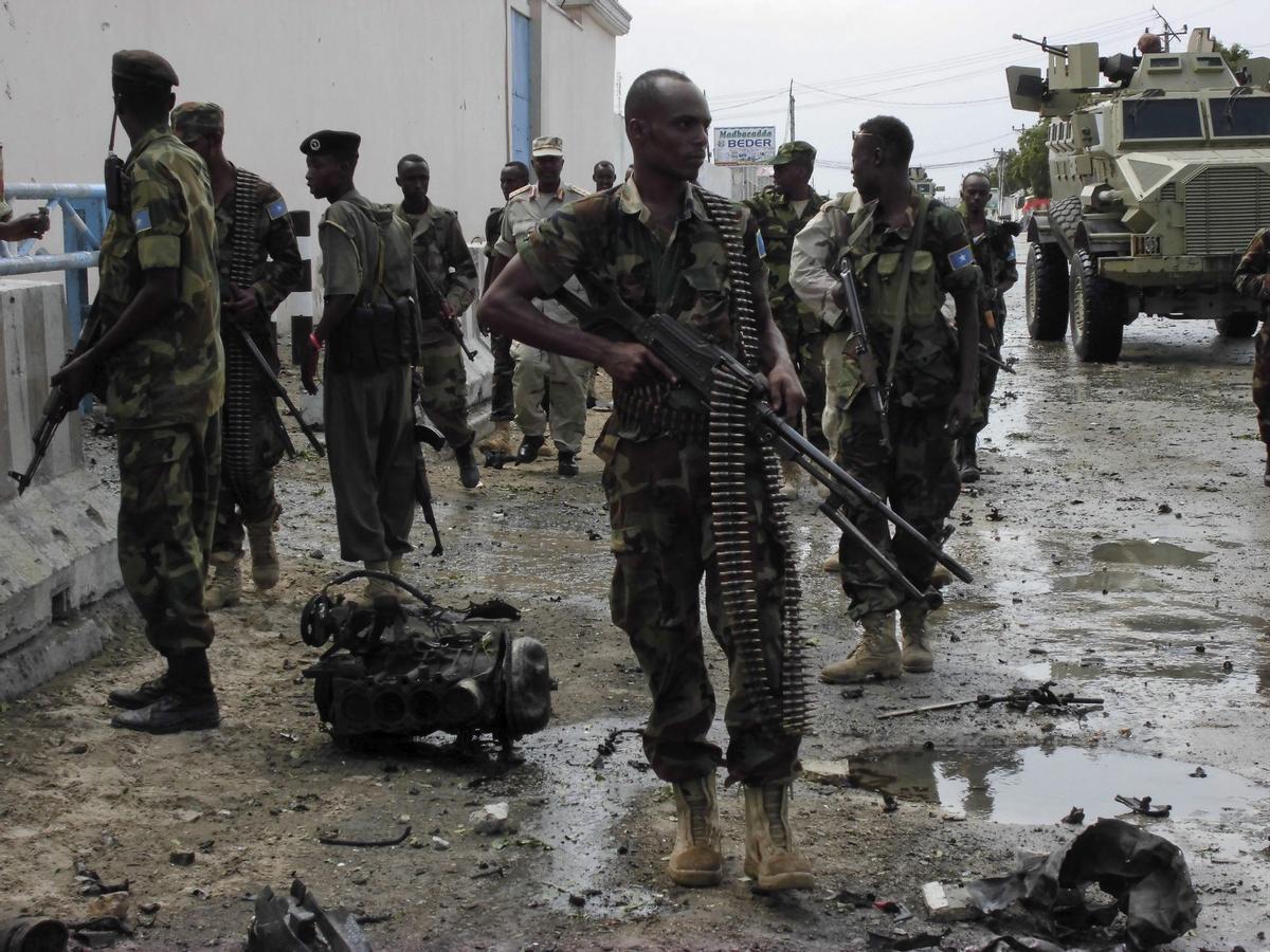 Imagen de archivo de oficiales de seguridad somalíes haciendo guardia en un recinto de Naciones Unidas tras sufrir un ataque de la milicia integrista islámica Al Shabab, que controla buena parte del territorio de Somalia. EFE/Said Yusuf Warsame