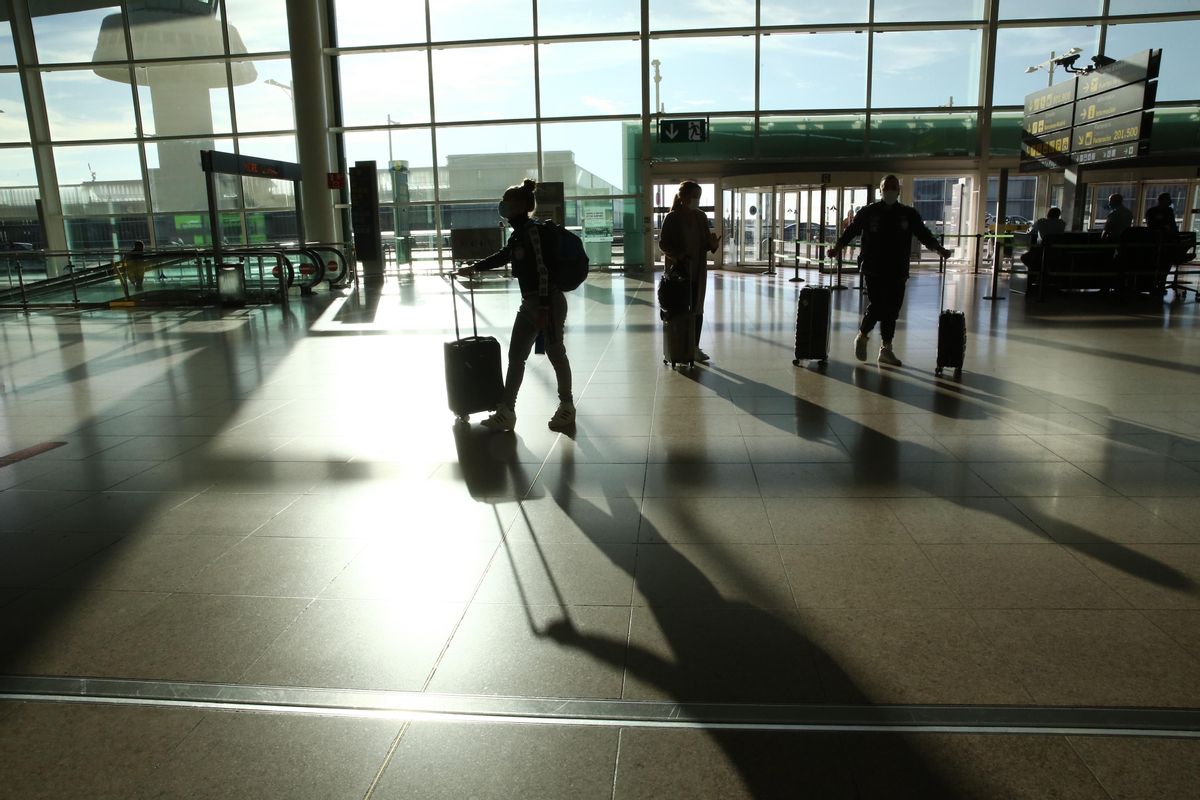 Viajeros en la T1 del aeropuerto de Barcelona, en noviembre del año pasado. Viajeros en la T1 del aeropuerto de Barcelona, en noviembre del año pasado.