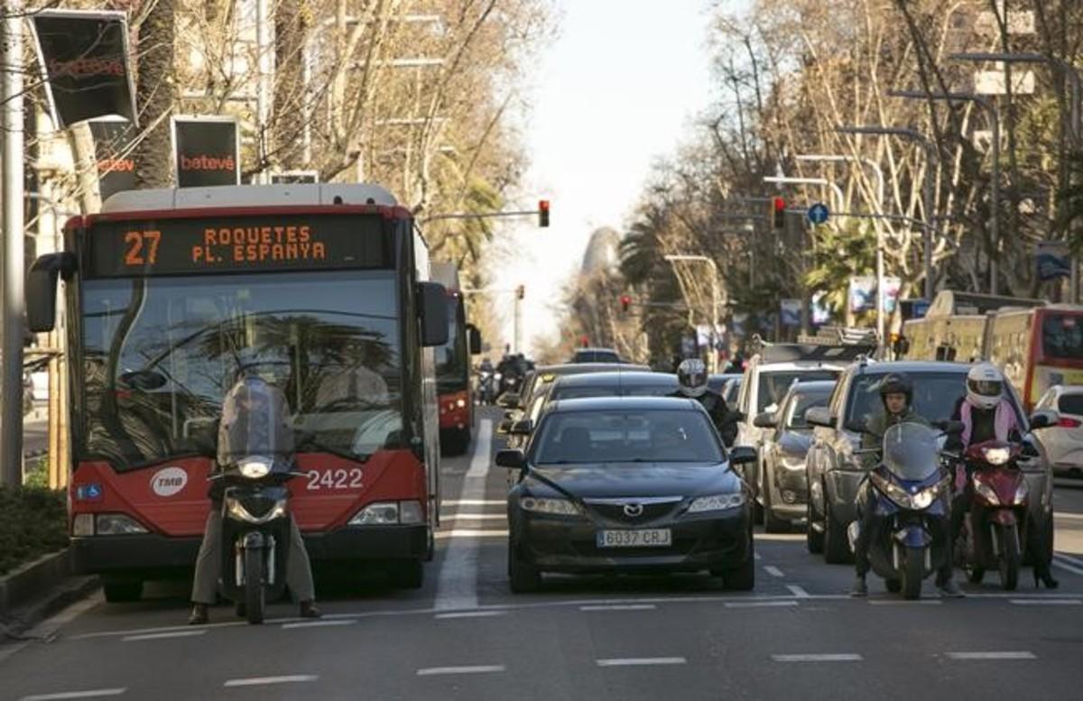 Una moto ocupa el estrecho carril bus de la Diagonal, en uno de los semáforos de la avenida, este miércoles. 