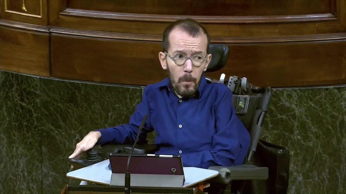 El portavoz de Unidas Podemos en el Congreso, Pablo Echenique, ha sugerido al Gobierno que apruebe un ingreso mínimo para que las rentas más bajas puedan afrontar la emergencia económica y social que ha provocado la pandemia del coronavirus así como medidas concretas para pagar los alquileres.