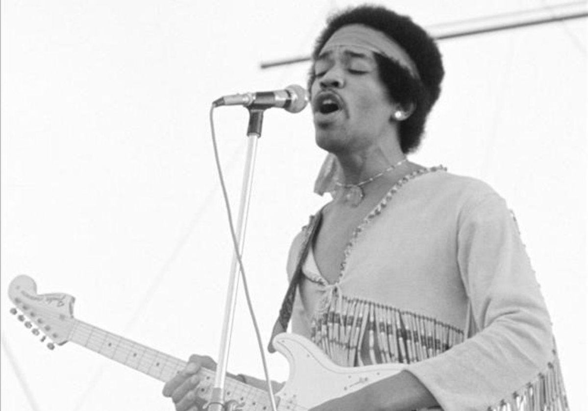 Jimi Hendrix empezó su actuación en Woodstock el lunes a las nueve de la mañana. Jimi Hendrix empezó su actuación en Woodstock el lunes a las nueve de la mañana.