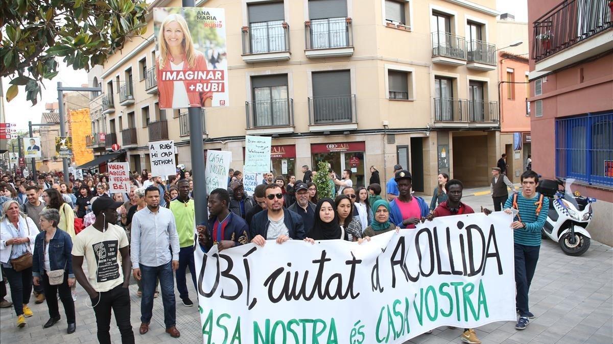 Veïns de Rubí es manifesten a favor de l'acollida dels 'menes' a la ciutat