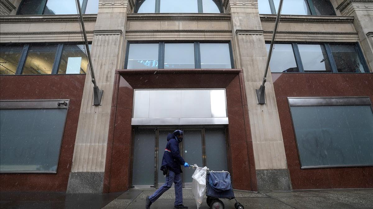 Un empleado postal pasa delante del edificio de Facebook en Manhattan (Nueva York), este miércoles.