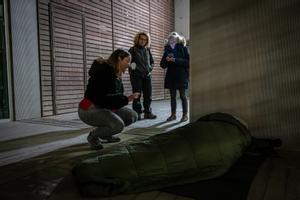 Trabajadoras sociales hablan con una persona que vive en la calle durante la operación frío en Barcelona.