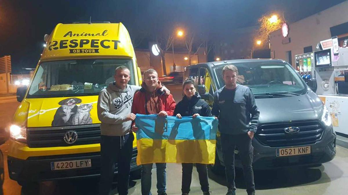 Esta familia de ucranianos catalanes nos explica su viaje humanitario. 