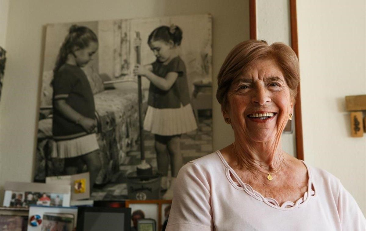 Maria Gunfaus, junto a la foto de su hija con una fregona infantil Mery. Maria Gunfaus, junto a la foto de su hija con una fregona infantil Mery.
