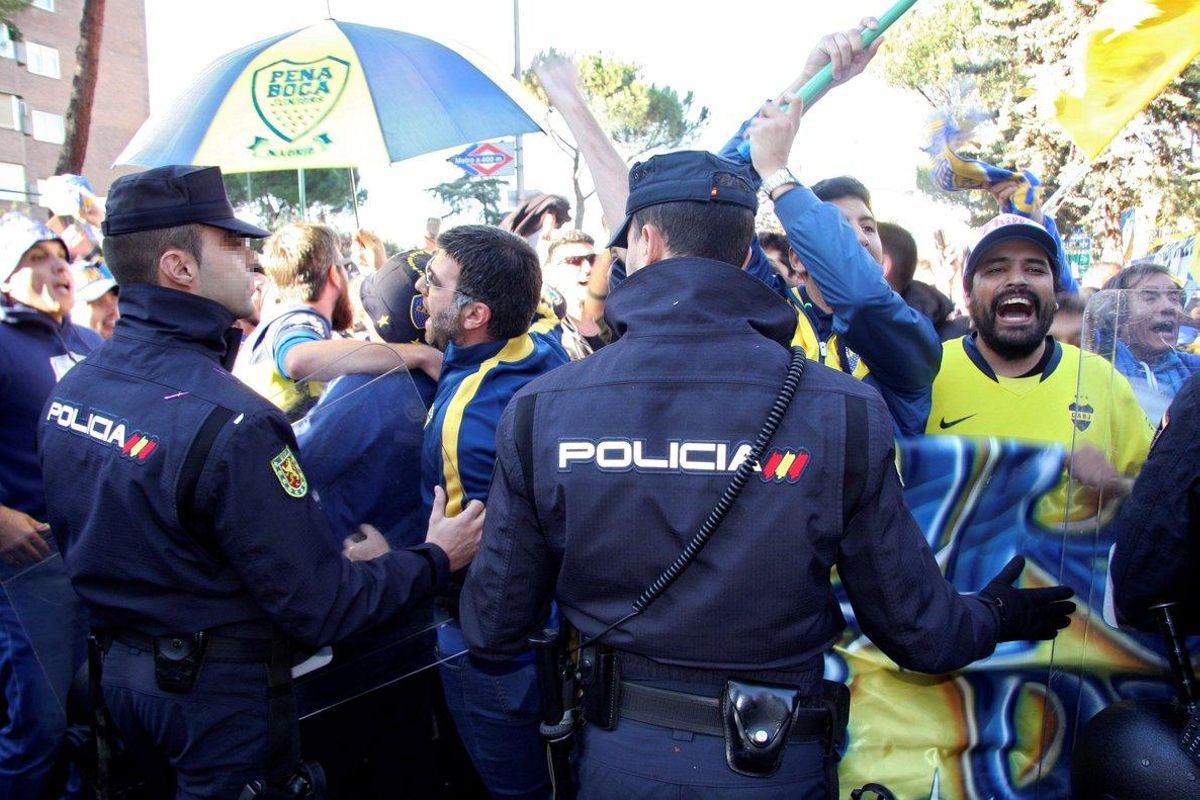 ***CORRIGE FOTÓGRAFO*** GRAF3712. MADRID, 08/12/2018.- Aficionados del Boca Juniors en las inmediaciones del estadio Santiago Bernabéu, un día antes de la final de la Copa Libertadores que el equipo disputará mañana frente al River Plate. EFE/Carlos Martos ***CORRIGE FOTÓGRAFO*** GRAF3712. MADRID, 08/12/2018.- Aficionados del Boca Juniors en las inmediaciones del estadio Santiago Bernabéu, un día antes de la final de la Copa Libertadores que el equipo disputará mañana frente al River Plate. EFE/Carlos Martos