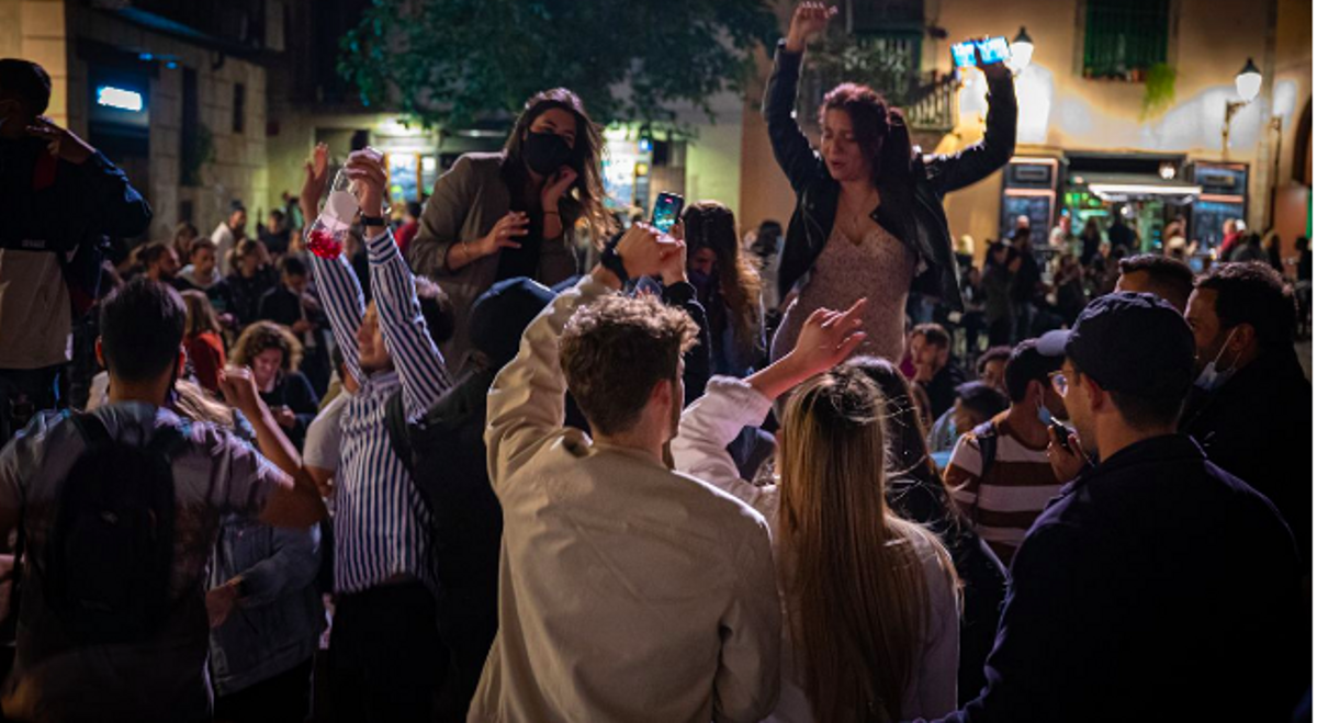 Varios jóvenes, de botellón en el Born. Varios jóvenes, de botellón en el Born.