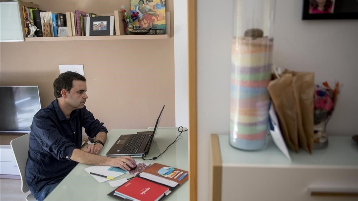 El profesor José Ramón Albiach trabaja con el ordenador desde el que imparte clases on line. El profesor José Ramón Albiach trabaja con el ordenador desde el que imparte clases on line.