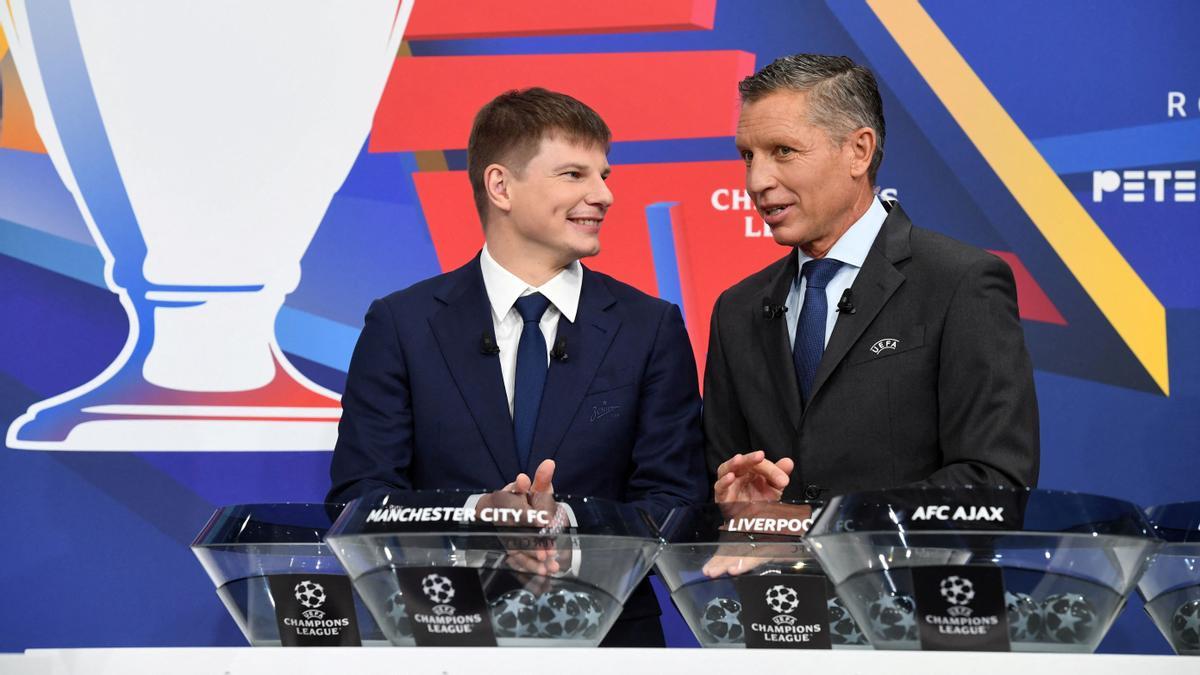 El exfutbolista Andrey Arshavin y el jefe de Competiciones de la UEFA, Michael Heselschwerdt, durante el sorteo de Champions.