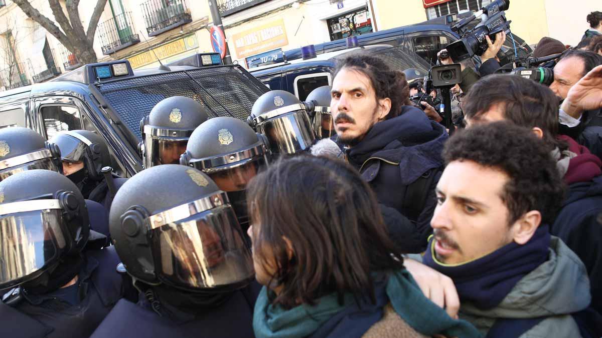 Tensión entre activistas y policía en Lavapiés (Madrid) en el intento de paralizar cuatro desahucios.