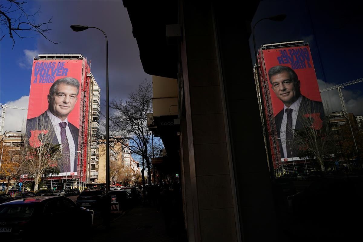 El cartel electoral de Joan Laporta en las inmediaciones del Bernabéu El cartel electoral de Joan Laporta en las inmediaciones del Bernabéu