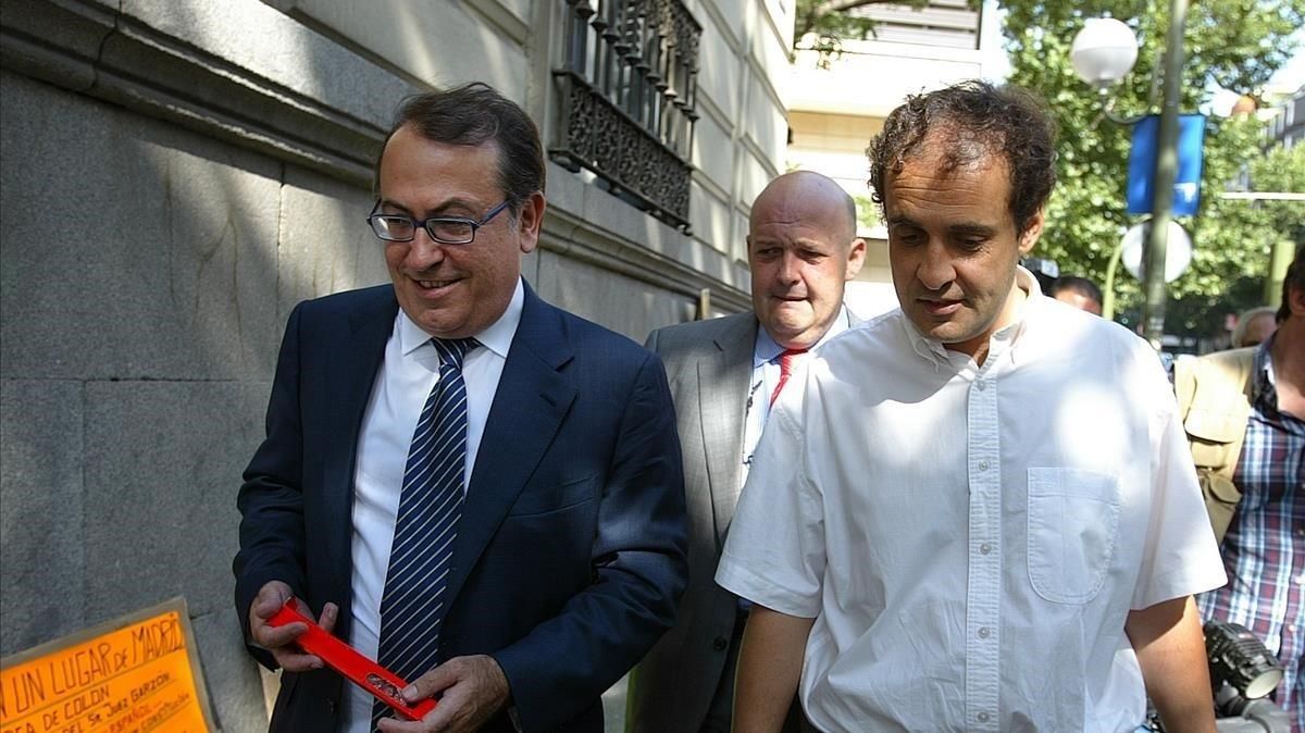José María Múgica (derecha), junto al exdirigente socialista Nicolás Redondo Terreros, en una imagen del 2006, en la Audiencia Nacional, durante el juicio por el asesinato de Fernando Múgica. José María Múgica (derecha), junto al exdirigente socialista Nicolás Redondo Terreros, en una imagen del 2006, en la Audiencia Nacional, durante el juicio por el asesinato de Fernando Múgica.