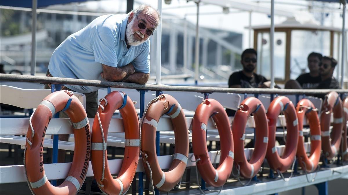 Manel Roca, copropietario y gerente de Las Golondrinas recientemente jubilado tras 50 años al frente, en cubierta de uno de los tradicionales barcos.