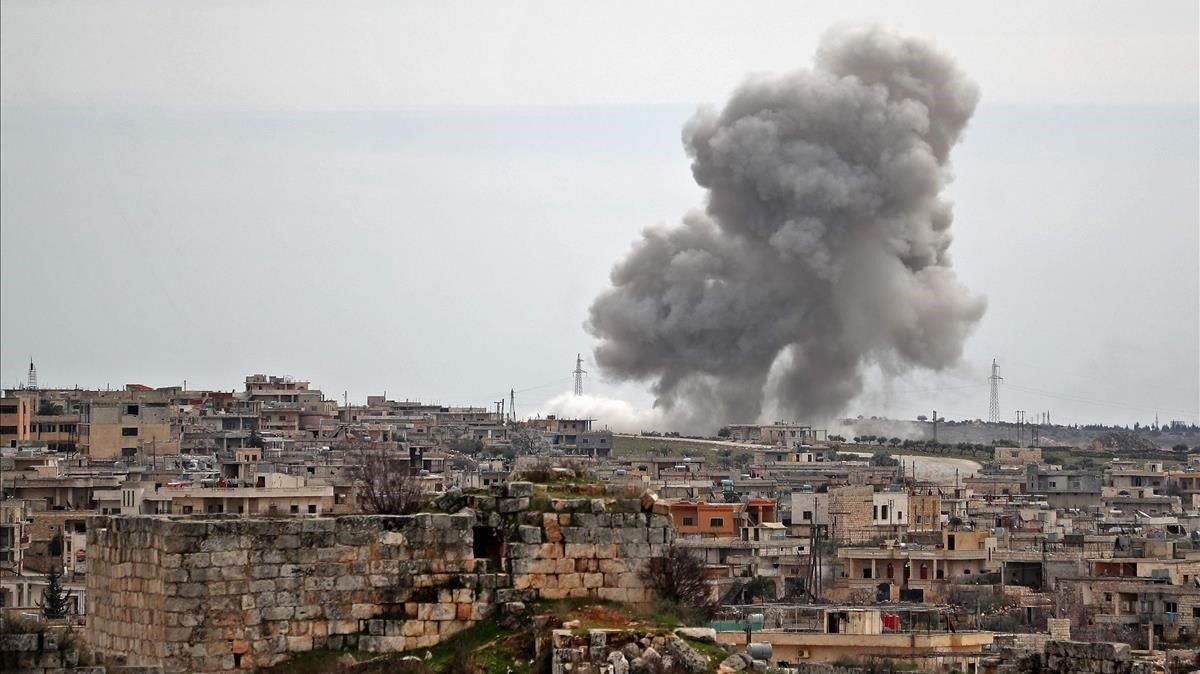Bombardeo en el poblado de al-Bara, en la provincia de Idleb, el jueves, antes de iniciarse el alto el fuego. Bombardeo en el poblado de al-Bara, en la provincia de Idleb, el jueves, antes de iniciarse el alto el fuego.