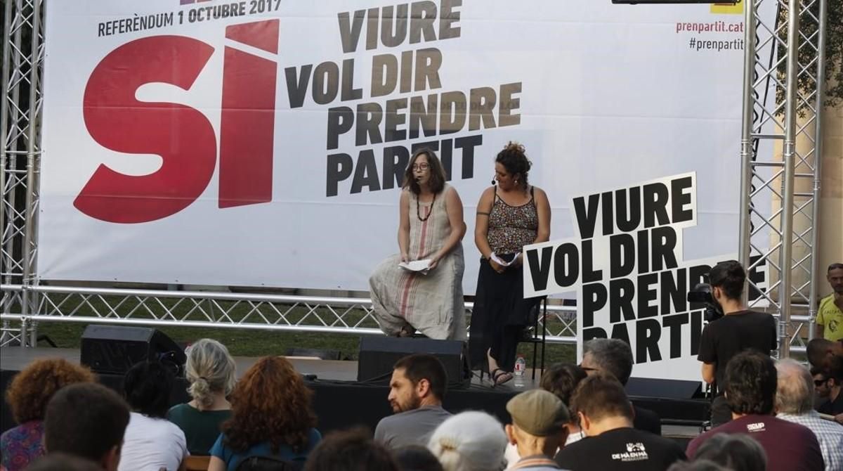 Eulàlia Reguant y Núria Gibert, en el inicio de la campaña de la CUP por el ’sí’, en la plaza Orfila, en Sant Andreu. Eulàlia Reguant y Núria Gibert, en el inicio de la campaña de la CUP por el ’sí’, en la plaza Orfila, en Sant Andreu.