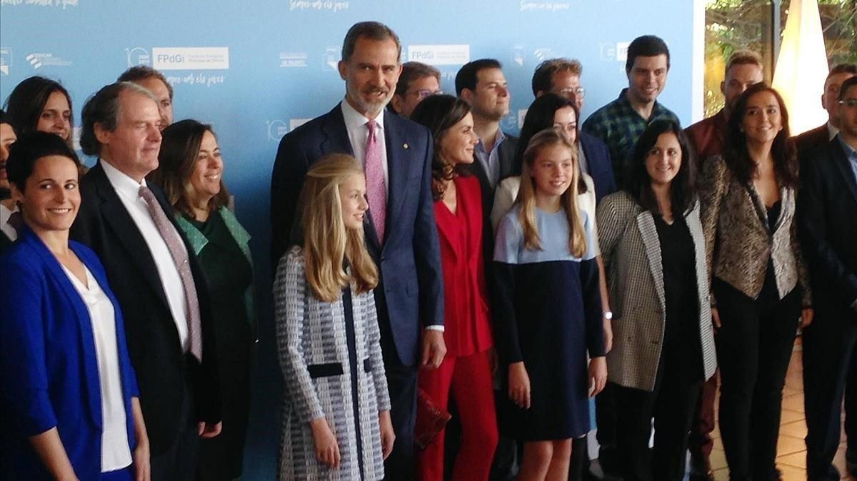 El rey Felipe y la princesa Leonor junto a miembros de la Fundación Princesa de Girona y galardonados en anteriores ediciones, en el Palacio de Congresos de Catalunya El rey Felipe y la princesa Leonor junto a miembros de la Fundación Princesa de Girona y galardonados en anteriores ediciones, en el Palacio de Congresos de Catalunya