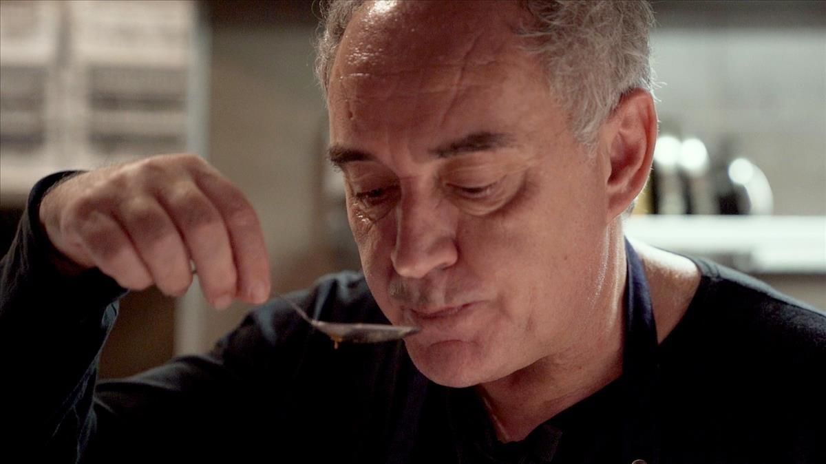 Ferran Adrià, catando un plato. Ferran Adrià, catando un plato.