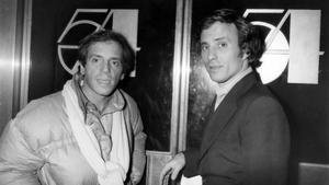 Steve Rubell y Ian Schrager, fundadores de Studio 54, en la puerta de la discoteca, en 1978.