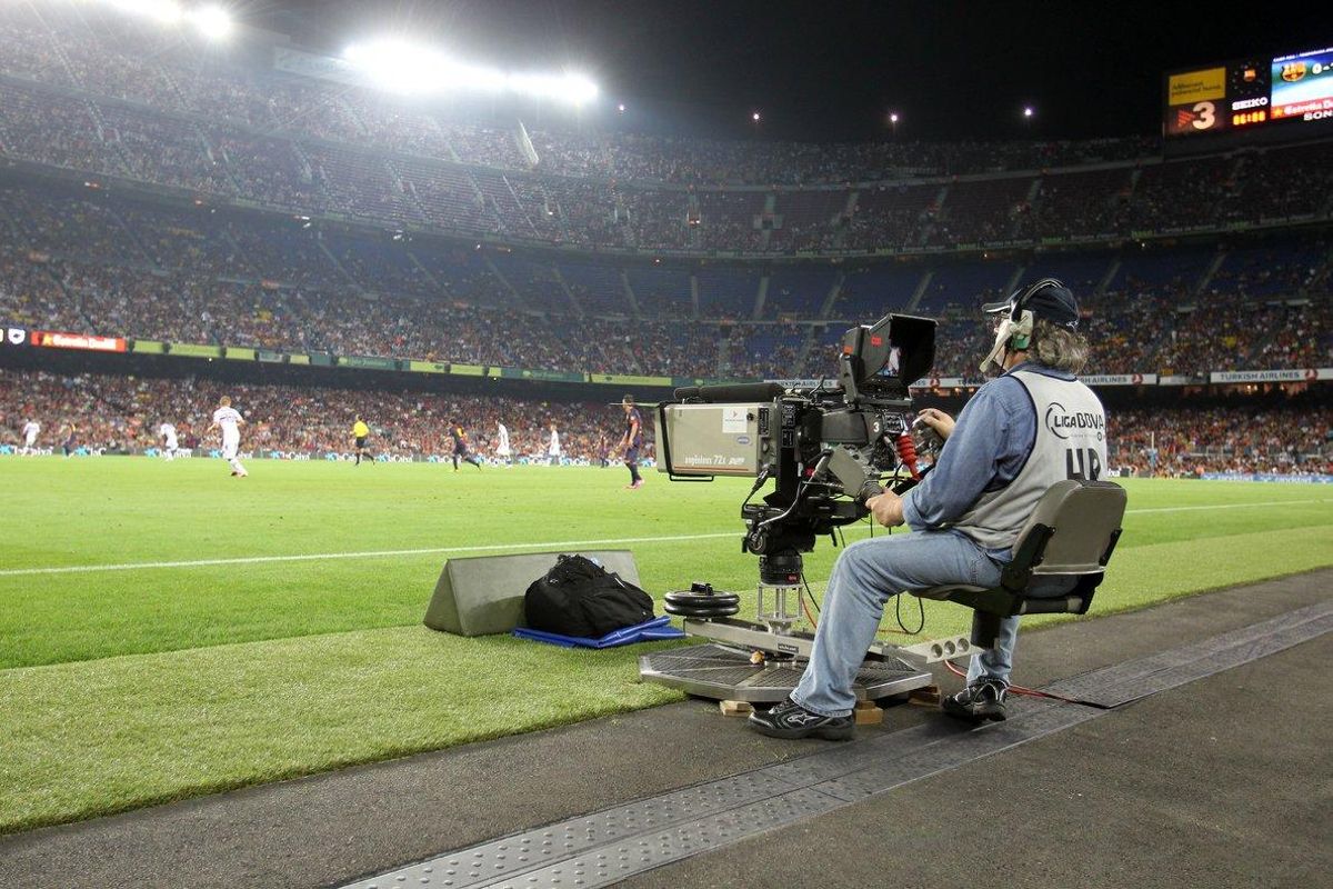 Un reportero gráfico grabando un partido de fútbol. Un reportero gráfico grabando un partido de fútbol.