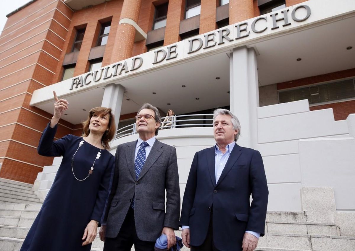 Artur Mas, entre el director del máster de la Autónoma que le invitó a dar la conferencia, Antonio Rovira, y la decana de la Facultad de Derecho, Yolanda Valdeolivas, el jueves 16 de febrero en Madrid. Artur Mas, entre el director del máster de la Autónoma que le invitó a dar la conferencia, Antonio Rovira, y la decana de la Facultad de Derecho, Yolanda Valdeolivas, el jueves 16 de febrero en Madrid.