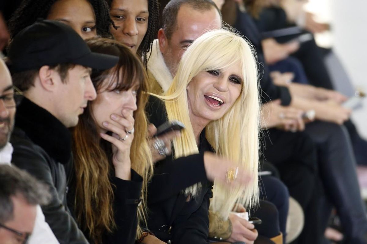 La diseñadora Donatella Versace ha revelado en una entrevista que su marca ya no utilizará más pieles. La diseñadora Donatella Versace ha revelado en una entrevista que su marca ya no utilizará más pieles.