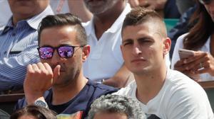 Marco Verratti, junto a un amigo, mira un partido del pasado Roland Garros.
