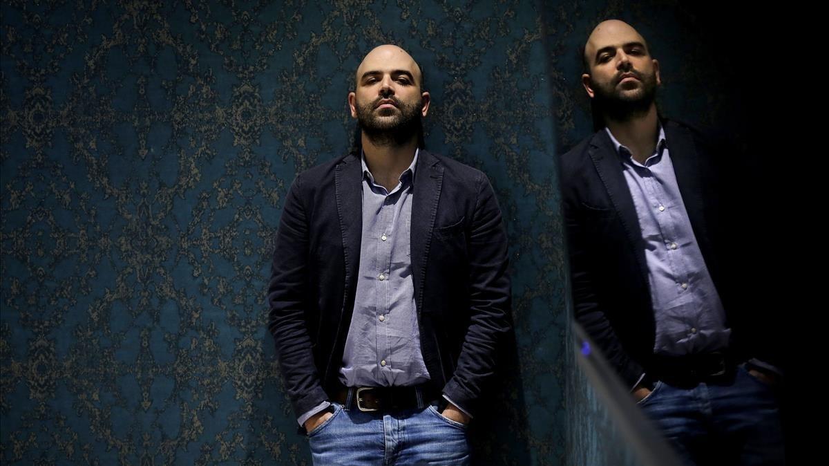 Roberto Saviano, en un hotel de Madrid, durante la entrevista con EL PERIÓDICO. Roberto Saviano, en un hotel de Madrid, durante la entrevista con EL PERIÓDICO.