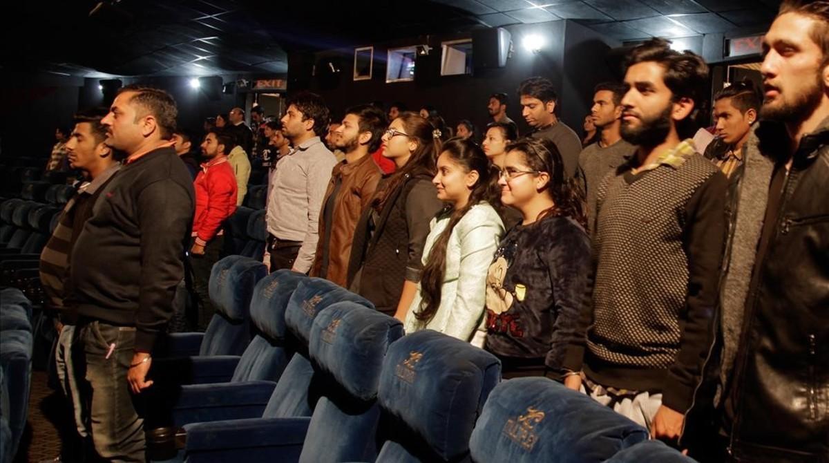 Asistentes a un cine escuchan de pie el himno nacional antes de la proyección de la película, en Jammu (India), el 13 de diciembre.
