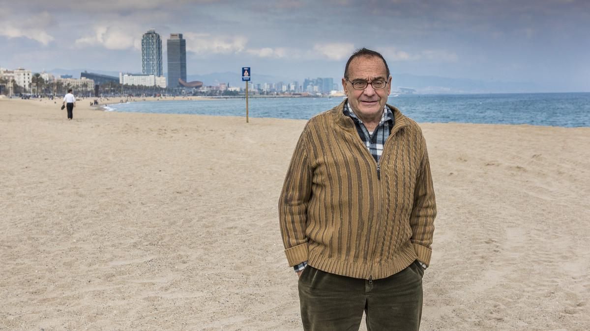 El pare Manel posa en la playa de la Barceloneta, que el religioso ha escogido para el Museo Imaginario de ’On Barcelona’. El pare Manel posa en la playa de la Barceloneta, que el religioso ha escogido para el Museo Imaginario de ’On Barcelona’.