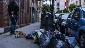 Barcelona 25.05.2021. nueva recogida de basuras puerta a puerta en el barrio de Sant Andreu. En  la imagen, bolsas de basuras tiradas en la calle Socrates. Foto Laura Guerrero
