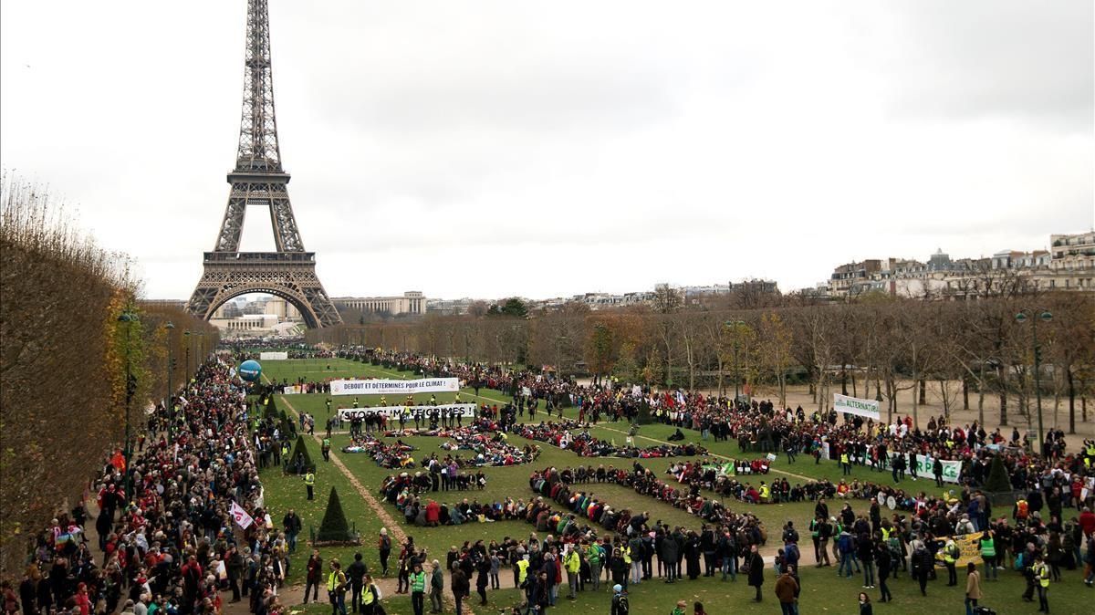 Quinto aniversario del Acuerdo de París sobre el cambio climático. En esta foto de archivo tomada el 12 de diciembre de 2015, varias Organizaciones No Gubernamentales (ONG) se reúnen para formar una cadena humana en los Campos de Marte cerca del Torre Eiffel. Quinto aniversario del Acuerdo de París sobre el cambio climático. En esta foto de archivo tomada el 12 de diciembre de 2015, varias Organizaciones No Gubernamentales (ONG) se reúnen para formar una cadena humana en los Campos de Marte cerca del Torre Eiffel.